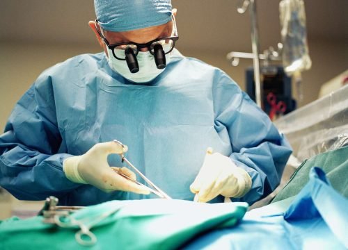 surgeon-GettyImages-200140323-001-578ce4ab5f9b584d20ce3d9f
